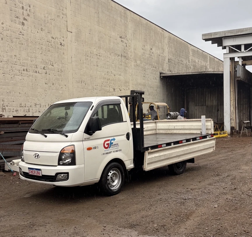 Hyundai HR da GF Barros Transportes em uma operação de coleta