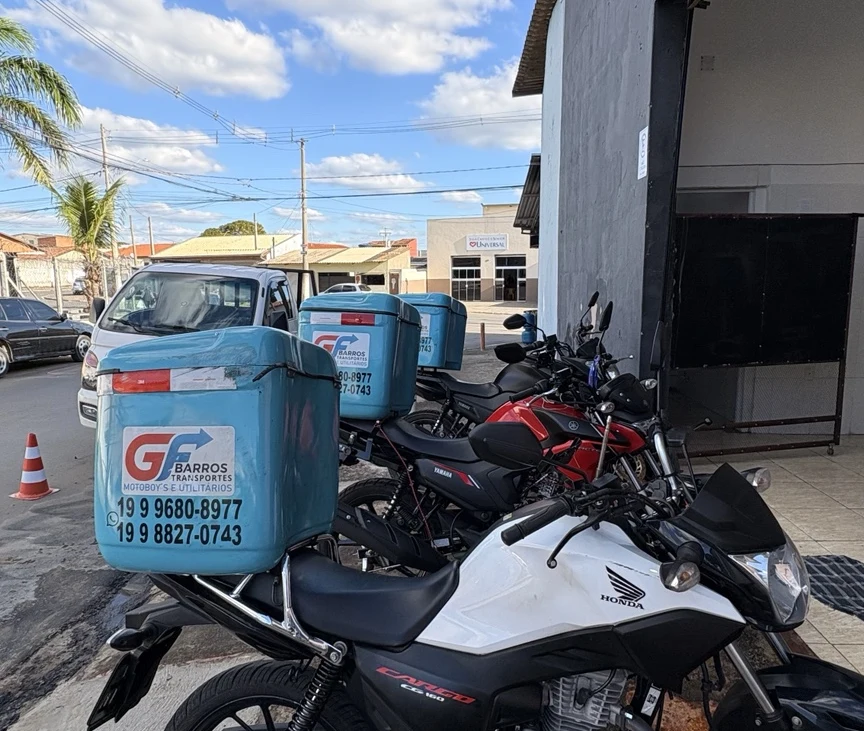 Motos com baús identificados da GF Barros
